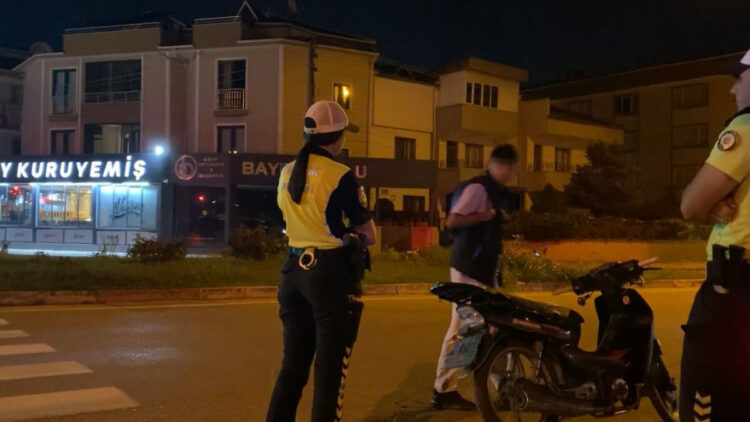 Ehliyetsiz motosikletli 92 bin TL’lik cezayı duyunca ‘Kolay gelsin’ deyip, yaya olarak uzaklaştı