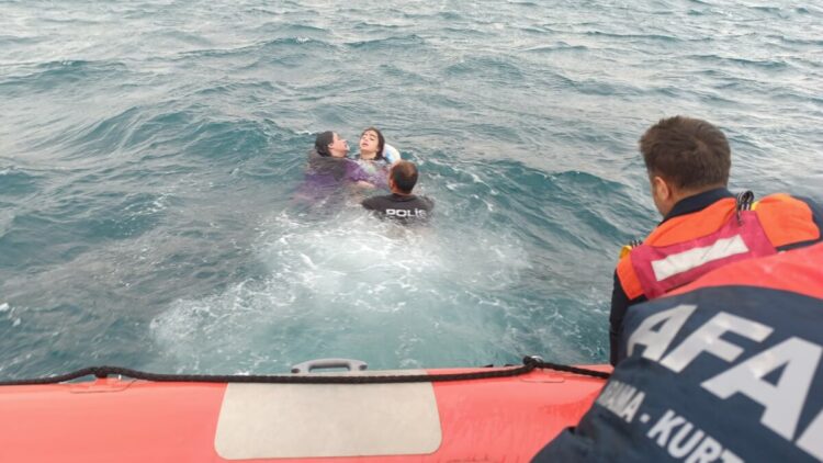Van Gölü’nde can simidiyle açığa sürüklenen 3 kişi kurtarıldı