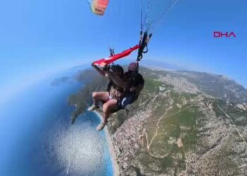 Fethiye'de 30 Ağustos'a özel yamaç paraşütü atlayışı