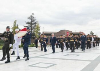 Bakan Güler, Devlet Büyükleri Anıt Mezarlığı’nı ziyaret etti