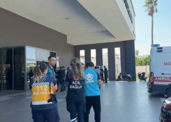 Mersin'in Taşucu Limanı'nda ekipler hazırlık yapıyor