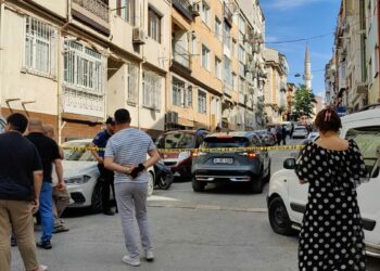 Fatih'te eşini ve kızını silahla öldüren koca intihar etti
