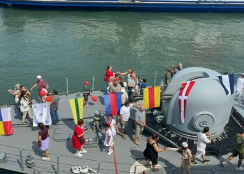 TCG Karşıyaka gemisi Zafer Bayramı'nda ilk kez ziyarete açıldı