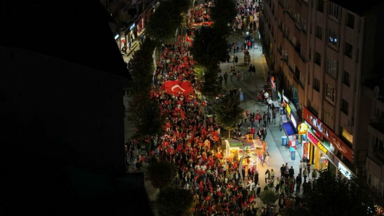 Yüzlerce kişi Türk bayrakları ve meşalelerle yürüdü
