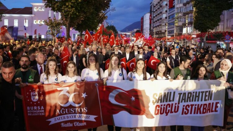 Bursa’da 30 Ağustos Zafer Bayramı kutlamaları Elif Buse Doğan konseriyle sona erdi