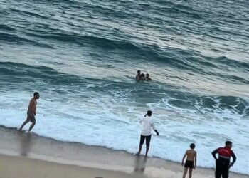 Arnavutköy'de dalgalar denize sürüklediği kişi hastanede hayatını kaybetti