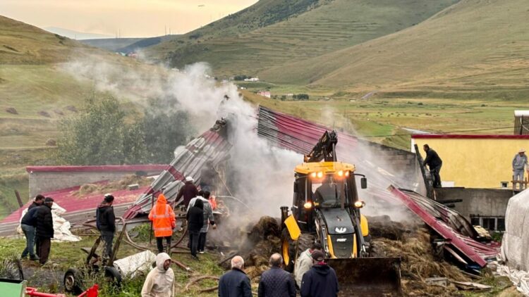 Ardahan'da ahır ve depo yandı, 600 balya saman kül oldu
