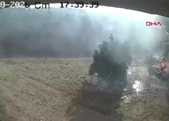 Park halindeki traktör hareket edip alev aldı