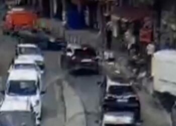Beykoz’da otomobilin kaldırımdaki yayaların arasına daldığı kaza kamerada: 5 yaralı