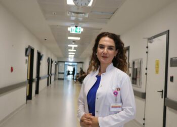 Sürekli öne eğilmek boynu zorluyor: 5 kiloluk baş, 25 kiloluk yüke dönüşüyor