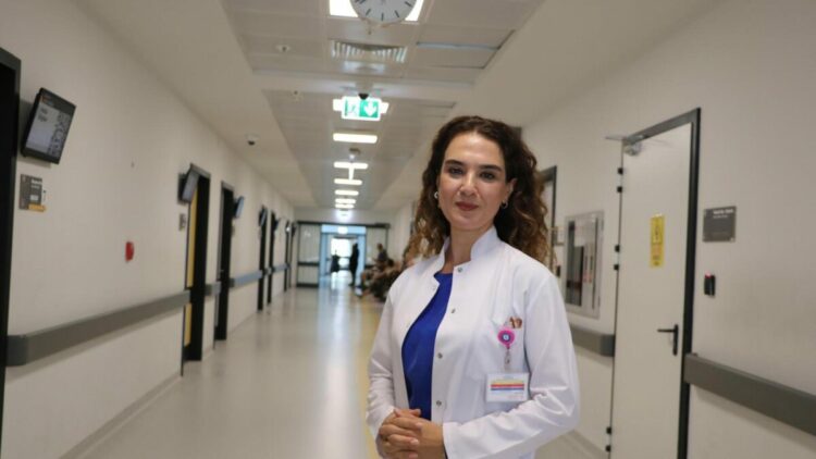 Sürekli öne eğilmek boynu zorluyor: 5 kiloluk baş, 25 kiloluk yüke dönüşüyor