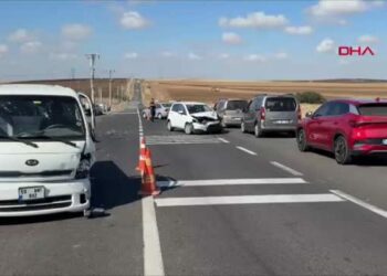 Kamyonetle otomobil kafa kafaya çarpıştı; 3 yaralı