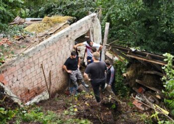Toprak altında kalan ahırda 5 büyükbaş öldü