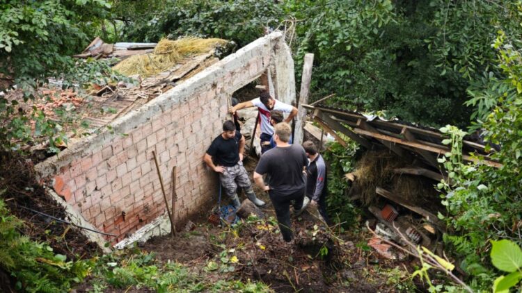 Toprak altında kalan ahırda 5 büyükbaş öldü