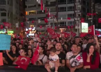 Antalyalılar Derya Uluğ coşkusu yaşadı