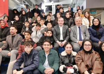 Sultanbeyli'de üniversiteyi kazanan öğrencilere başarı ödülü
