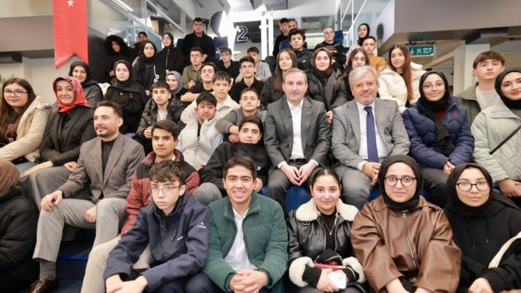 Sultanbeyli'de üniversiteyi kazanan öğrencilere başarı ödülü