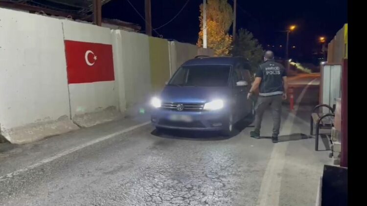 Araç stepnesinde 6,5 kilo uyuşturucu ele geçirildi; 2 tutuklama