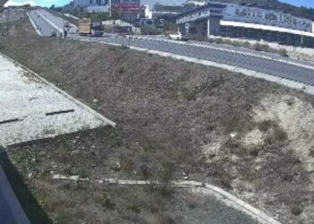 Başakşehir'de yokuştan korna çalarak indi; trafik ışıklarında bekleyen araçlara çarptı