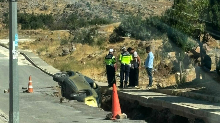 Otomobil, açılan çukura uçtu