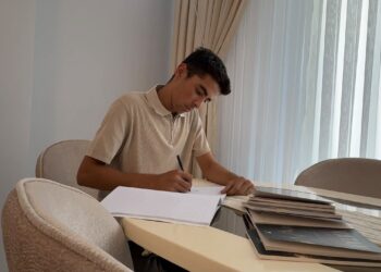 17 yaşındaki depremzede Furkan, ikinci kitabını çıkardı