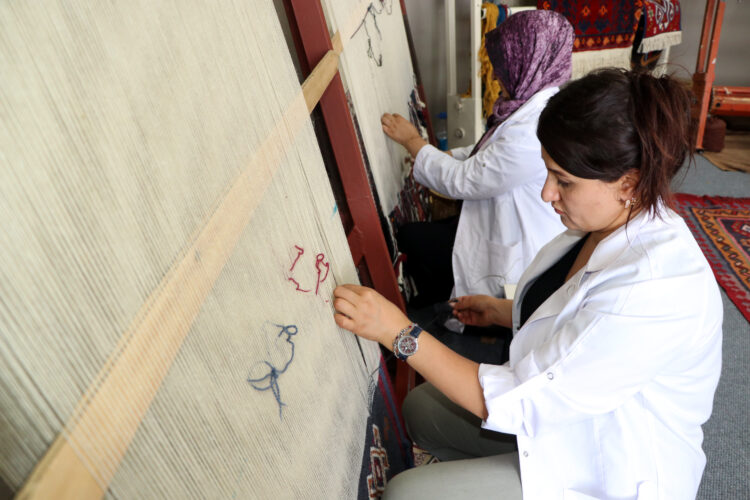 3 ilin halı ve kilimleri, 'İlmek İlmek Anadolu' projesi ile yaşatılıyor