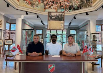 Karşıyaka'da Muhaymin imzayı attı