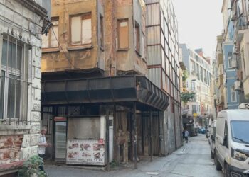 Beyoğlu'nda komşusunu bıçakla öldürüp 'kötü koku geliyor' diye ihbarda bulundu /Tekrar