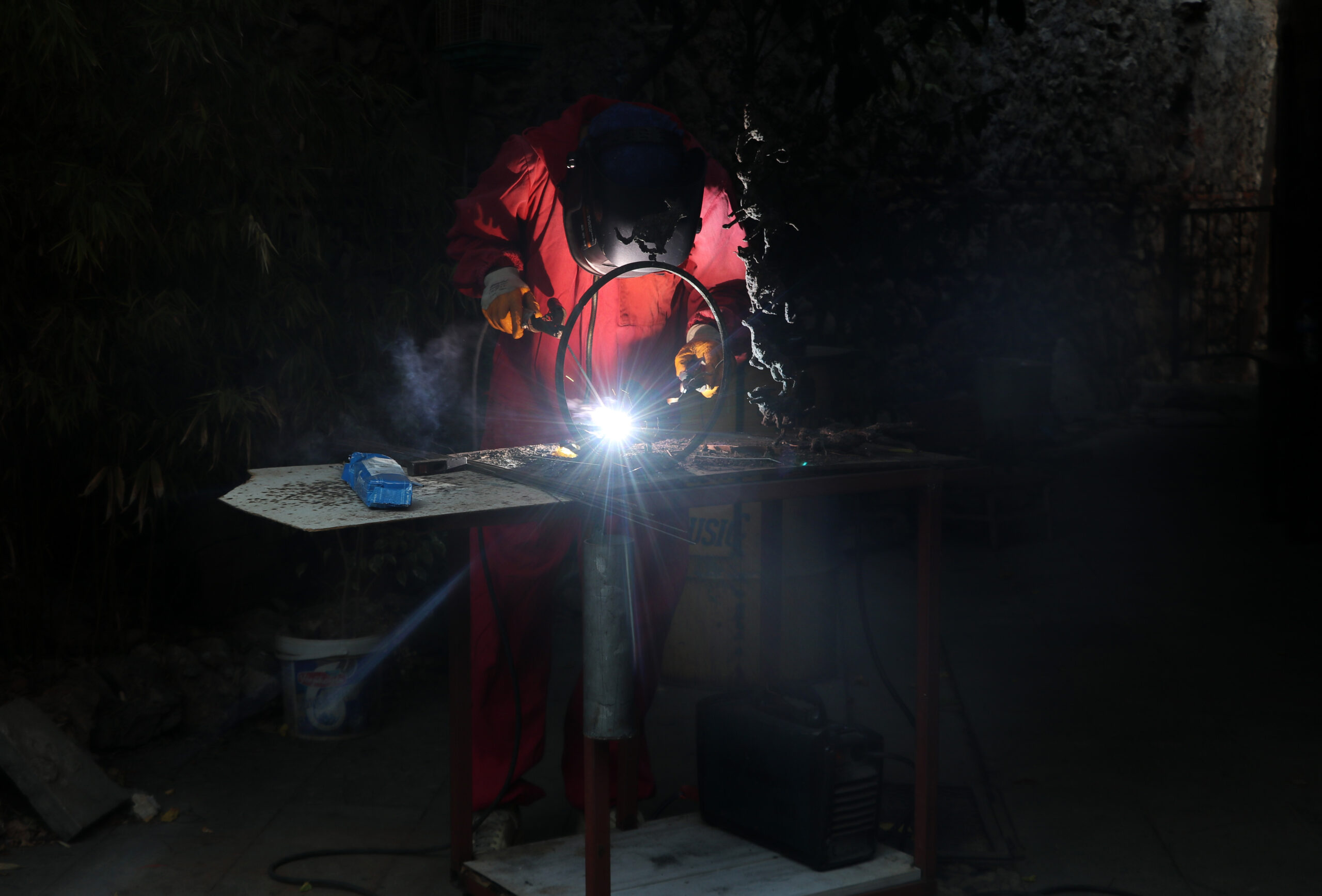 Elektrik kaynağıyla heykel yapıyor
