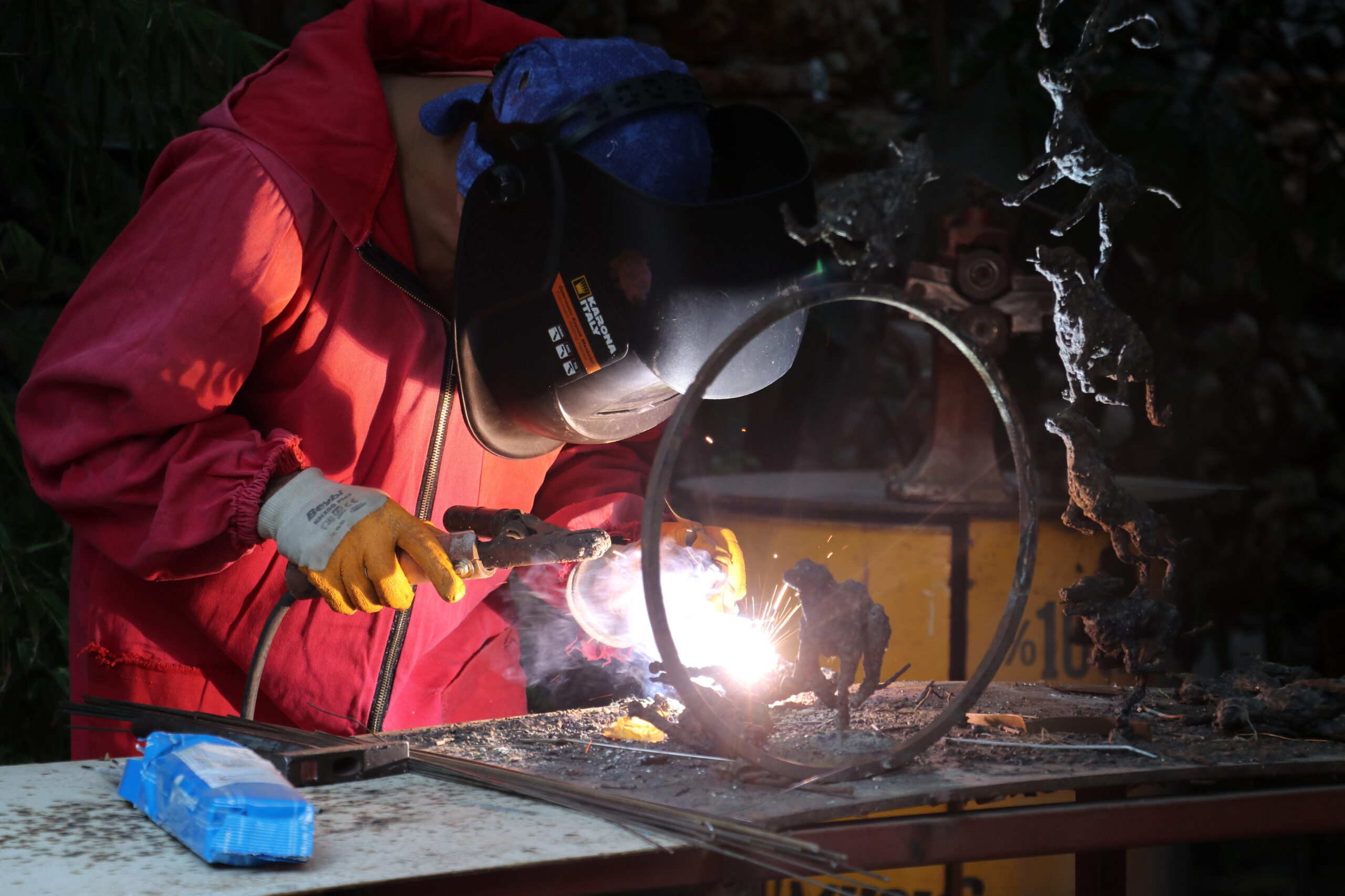 Elektrik kaynağıyla heykel yapıyor
