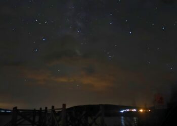 Göl kenarındaki etkinlikle Perseid meteor yağmurunu izlediler