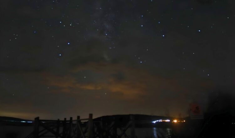 Göl kenarındaki etkinlikle Perseid meteor yağmurunu izlediler