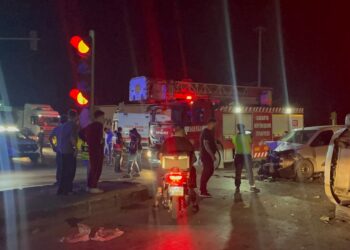 Hafif ticari araç ile otomobil çarpıştı: 7 yaralı