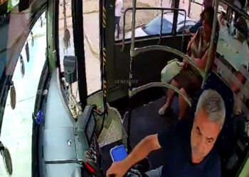 Midibüsünde fenalaşan yolcuyu hastaneye yetiştirdi