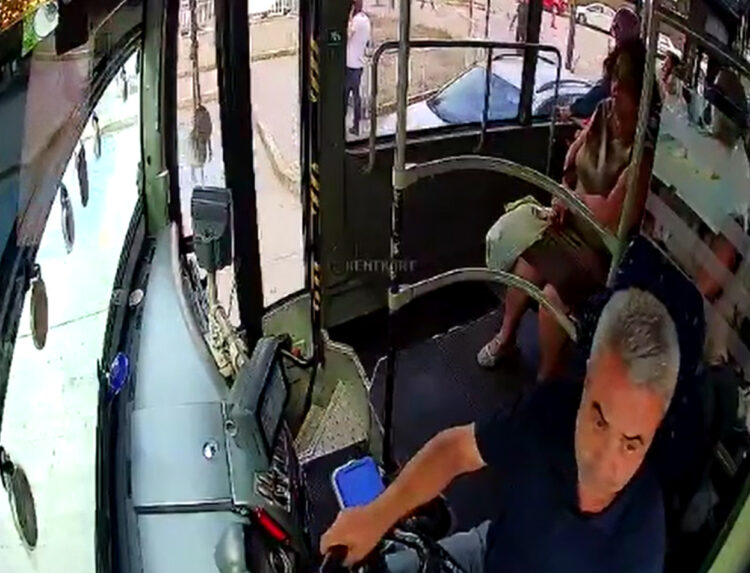 Midibüsünde fenalaşan yolcuyu hastaneye yetiştirdi