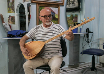 Emekli astsubay, kuaför dükkanını sanat atölyesine çevirdi
