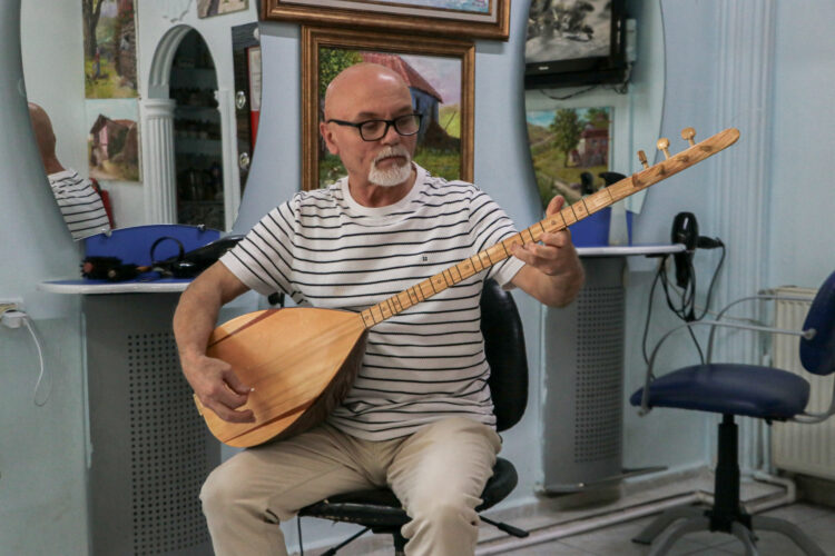 Emekli astsubay, kuaför dükkanını sanat atölyesine çevirdi