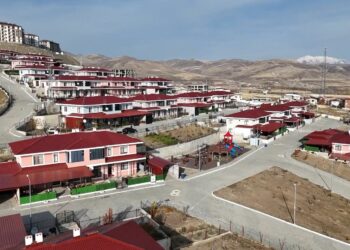 Bitlis'te Ahıska Türkleri için yapılan kalıcı konutların teslimine başlandı