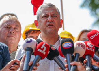 Özgür Özel, eylemdeki madencileri ziyaret etti