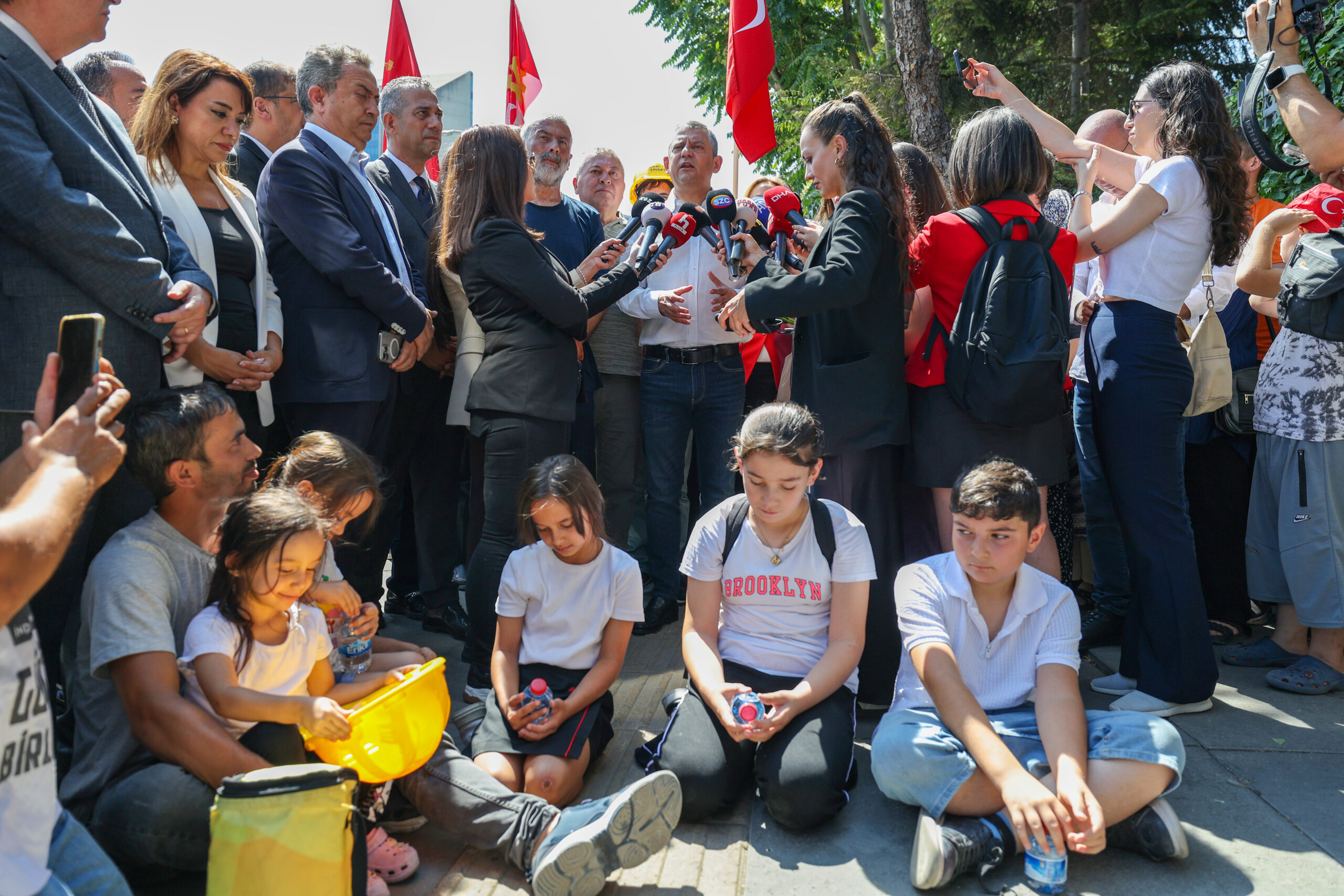 Özgür Özel, eylemdeki madencileri ziyaret etti