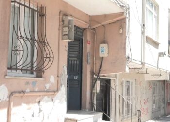 Sultangazi’de kadın kıyafetleri giyip hırsızlık için eve girdi; fark edilince mahalleli kovaladı