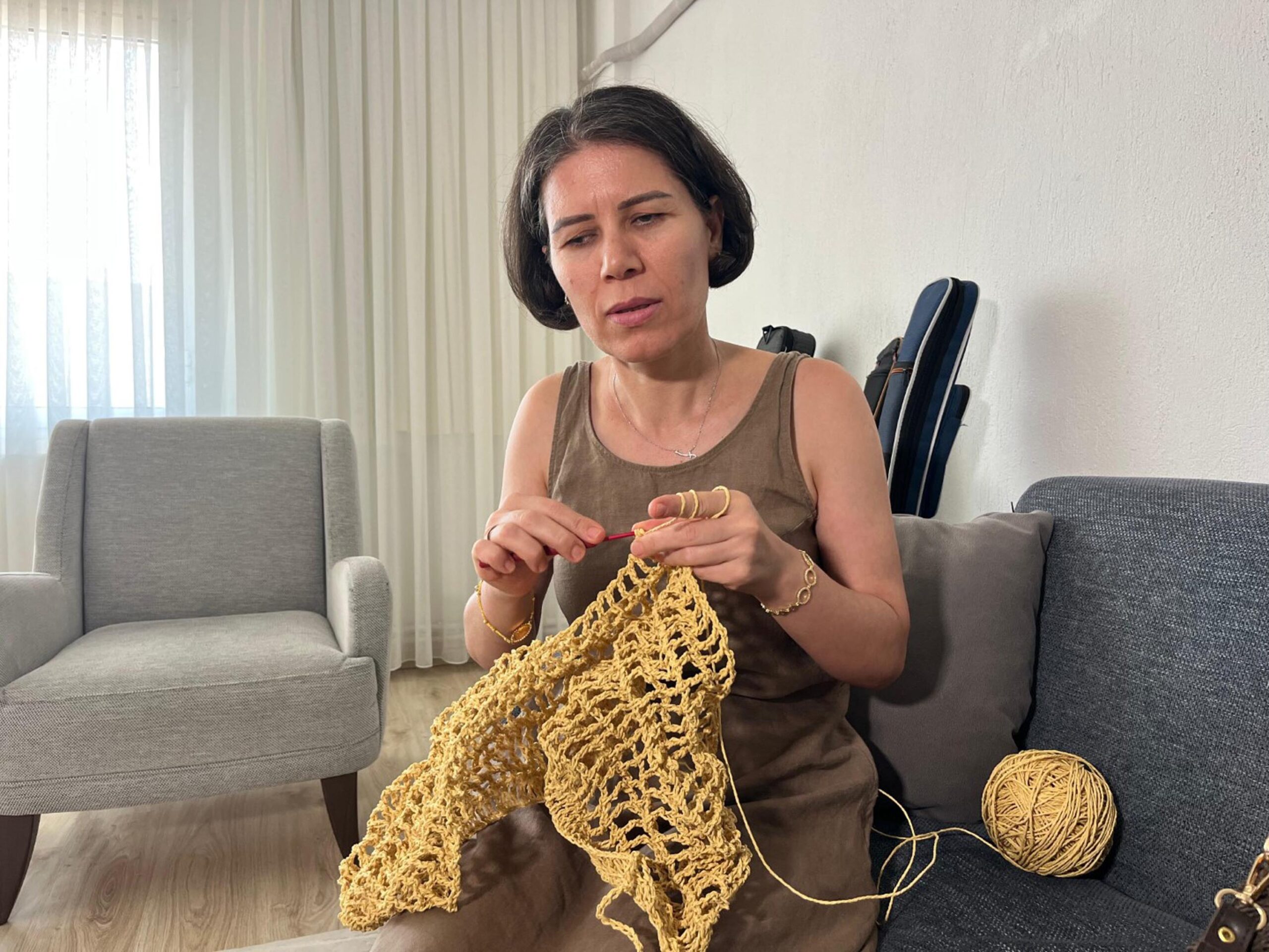 Görme engeline rağmen rengarenk çantalar örüyor