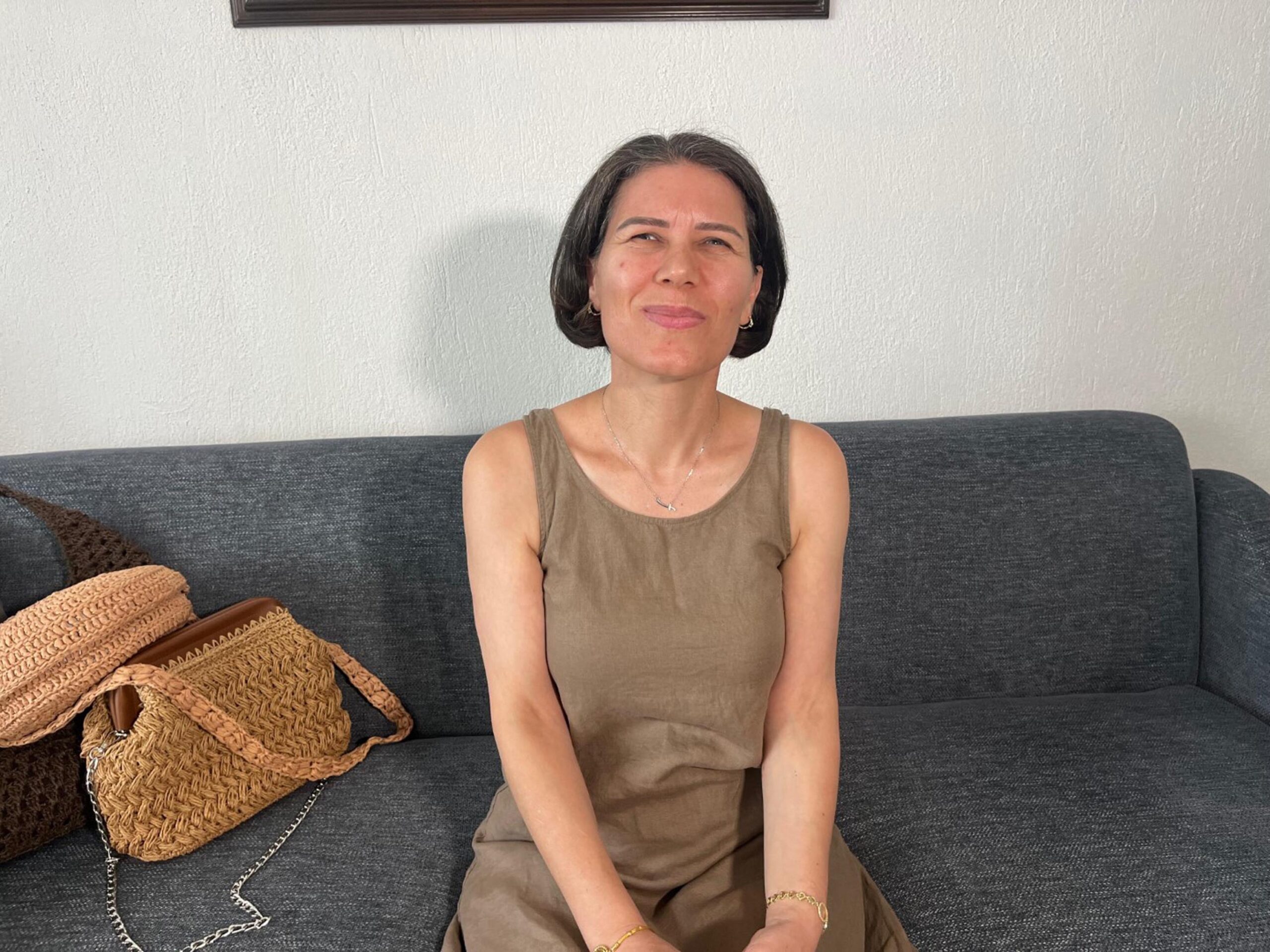 Görme engeline rağmen rengarenk çantalar örüyor