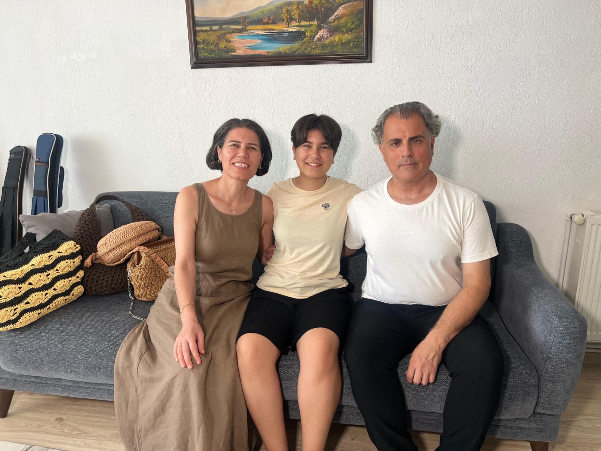 Görme engeline rağmen rengarenk çantalar örüyor