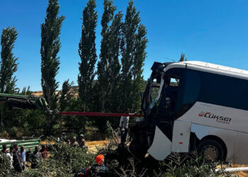 Diyarbakır’da otobüs şarampole devrildi: 2 yaralı