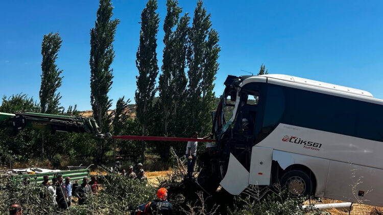 Diyarbakır’da otobüs şarampole devrildi: 2 yaralı