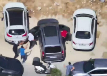 Polisten film gibi takip: Plajda araçlardan hırsızlık yapan 2 şüpheli dronla yakalandı