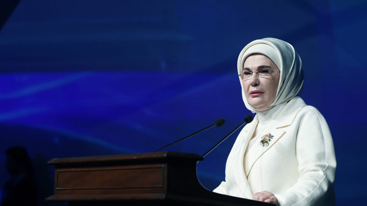 Emine Erdoğan, yazar Şule Yüksel Şenler'i vefatının 7'nci yılında andı