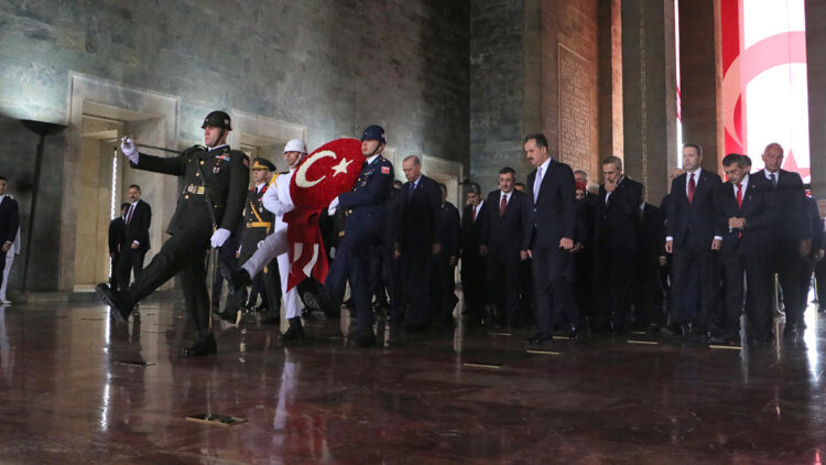 104 yıl sonra aynı gurur, aynı minnet! Devlet erkanı Ata'nın huzurunda
