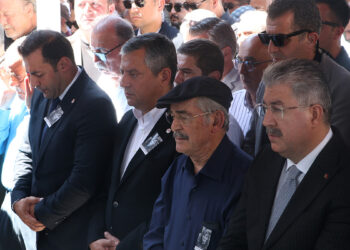 Özgür Özel, Yılmaz Büyükerşen'in kız kardeşinin cenazesine katıldı